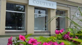 Otwiera się Couture – największy salon ślubny w Białymstoku Moda, LIFESTYLE - Dwieście metrów kwadratowych powierzchni ekspozycyjnej i sprzedażowej, a do tego niemal drugie tyle, przeznaczone na magazyn i pomieszczenia krawcowych.
