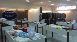 Dlaczego Polacy pokochali second hand’y? Moda, LIFESTYLE - Sklepy z odzieżą używaną, jeszcze do niedawna kojarzone z miejscem przede wszystkim dla osób z mniej zasobnym portfelem, w ostatnim czasie notują rekordowe obroty.