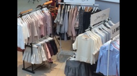 Powakacyjne Targi Off-Fashion Store w Wola Parku Moda, LIFESTYLE - Od 8 do 11 września w Wola Parku odbędzie się kolejna edycja targów OFF-Fashion Store. To świetna okazja dla wszystkich miłośników mody, by uzupełnić garderobę o nową kolekcję ubrań od młodych, polskich projektantów na sezon jesień/zima.