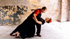 Tango – jedyny taki taniec Moda, LIFESTYLE - Tango pozwala wyrazić głęboko skrywane emocje i namiętności a tańczone jest zazwyczaj przy akompaniamencie sentymentalnych pieśni o niespełnionej miłości. Tango to zawsze historia między kobietą a mężczyzną, opowieść, którą nie sposób wyrazić w pojedynkę.