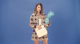 Papaya promuje…ananasy! Moda, LIFESTYLE - Film Julii Rogowskiej „COW & PINEAPPLE”, który stworzyła dzięki projektowi Papaya Films Original Series udowadnia, że można promować modę wegańską bez epatowania cierpieniem zwięrząt.
