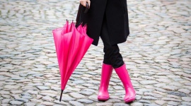 Moda na deszczowe dni – jesienne must have! Moda, LIFESTYLE - Kiedy jesienna aura nie rozpieszcza słońcem, a daje się we znaki rzęsistymi opadami deszczu, wyzwaniem staje się wiele spośród codziennych czynności. Jedną z nich jest skompletowanie odpowiedniego stroju.