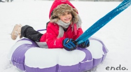 Zima dla aktywnych Moda, LIFESTYLE - Biała zima to nie tylko atrakcja dla dzieci, ale także spore wyzwanie dla rodziców. Wszyscy chcą, by ich pociechy były zabezpieczone przed chłodem, a szaleństwa w białym puchu nie skończyły się przeziębieniem.