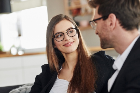 Okulary wpływają na to, jak widzą nas w pracy! To badania, nie stereotypy