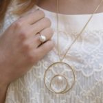 Perły – symbol ponadczasowej elegancji. Jak je nosić?
