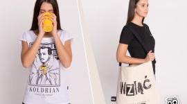 Marka odzieżowa promująca polszczyznę i literaturę podbija serca Polaków Moda, LIFESTYLE - Nadwyraz.com to nowa marka odzieżowa, która powstała z myślą o miłośnikach polszczyzny i literatury. Produkty podbiły serca Polaków nie tylko w Polsce, ale również na całym świecie. Marka jest dzieckiem projektu polszczyzna.pl, którego stronę na Facebooku śledzi 300 tysięcy osób.