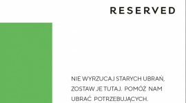 Drugie życie ubrań i radość pomagania. Reserved zbiera używaną odzież dla potrze Moda, LIFESTYLE - Nie wyrzucaj, pomóż potrzebującym. Bądź świadomy! – tak salony Reserved zachęcają klientów do wzięcia udziału w zbiórce odzieży używanej. Znana marka próbuje ograniczyć problem marnowania ubrań, jednocześnie pomagając osobom w trudnym położeniu.