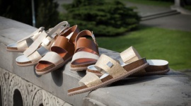 Wygodne buty na lato dla wrażliwych stóp Moda, LIFESTYLE - Lato w Polsce coraz bardziej przypomina tropiki. Kiedy temperatura sięga ponad 30 stopni, marzymy o tym, aby mieć na sobie jak najmniej.