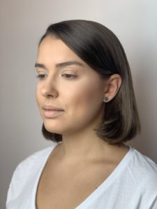 Modelowanie kształtu twarzy, konturowanie i modelowanie owalu twarzy kosmetykami do makijażu