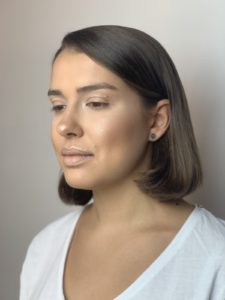 Modelowanie kształtu twarzy, konturowanie i modelowanie owalu twarzy kosmetykami do makijażu