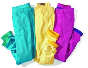Kolorowe spodnie w żywych kolorach, zwłaszcza żółtym, fioletowym i zielonym. Drobna łączka, kratka, paski i groszki! Hot or not?