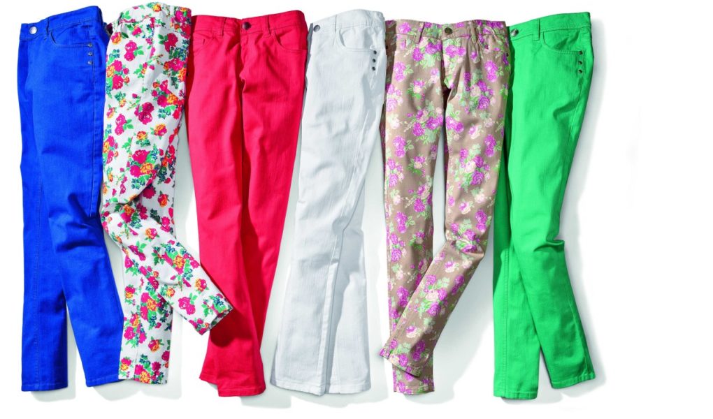 Kolorowe spodnie w żywych kolorach, zwłaszcza żółtym, fioletowym i zielonym. Drobna łączka, kratka, paski i groszki! Hot or not?