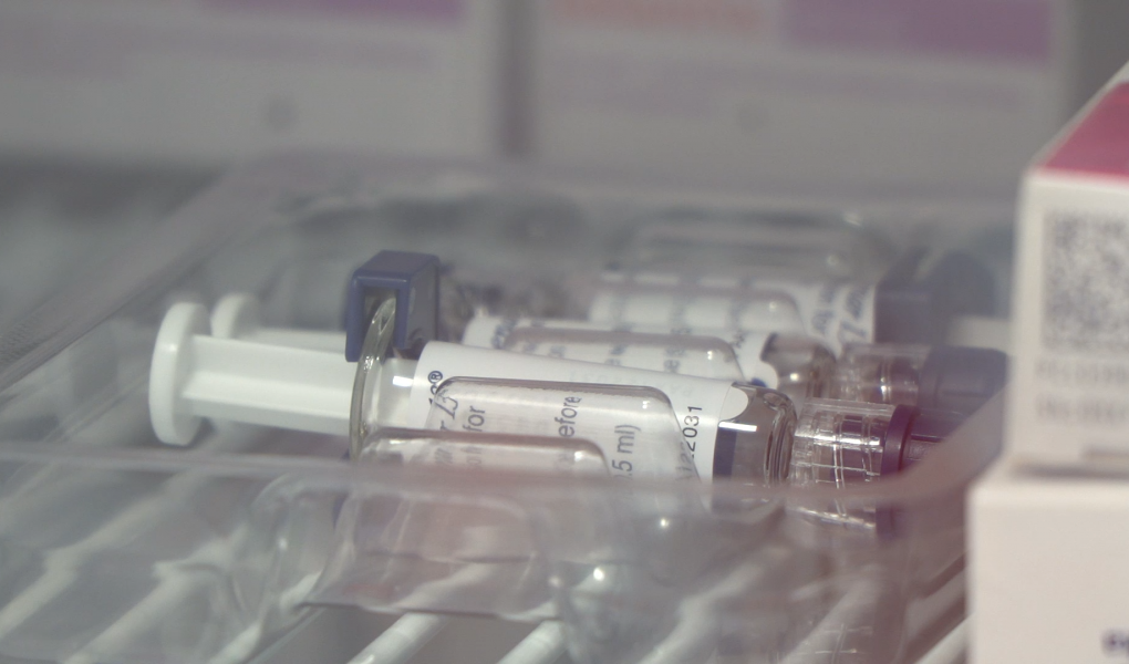 Szczepienia przeciw COVID-19 w ciągu roku uchroniły od śmierci 20 mln ludzi. Wirusolodzy apelują o intensyfikację szczepień przed rozkręceniem kolejnej fali [DEPESZA]