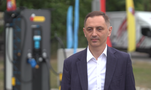 Biedronka w tym roku postawi na swoich parkingach 150 stacji ładowania elektryków. Do końca 2024 roku będzie ich 600 w całej Polsce