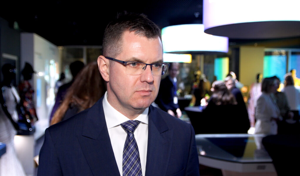 W UE powstaje 12 mln t odpadów tekstylnych rocznie. Artyści przez sztukę chcą promować drugi obieg w modzie