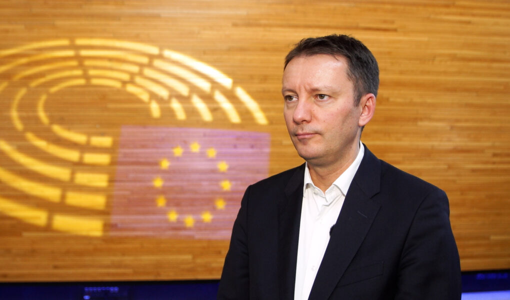 PE zapowiada walkę o silniejszy mechanizm warunkowości w nowym budżecie unijnym. Ma być automatyczny i bardziej klarowny